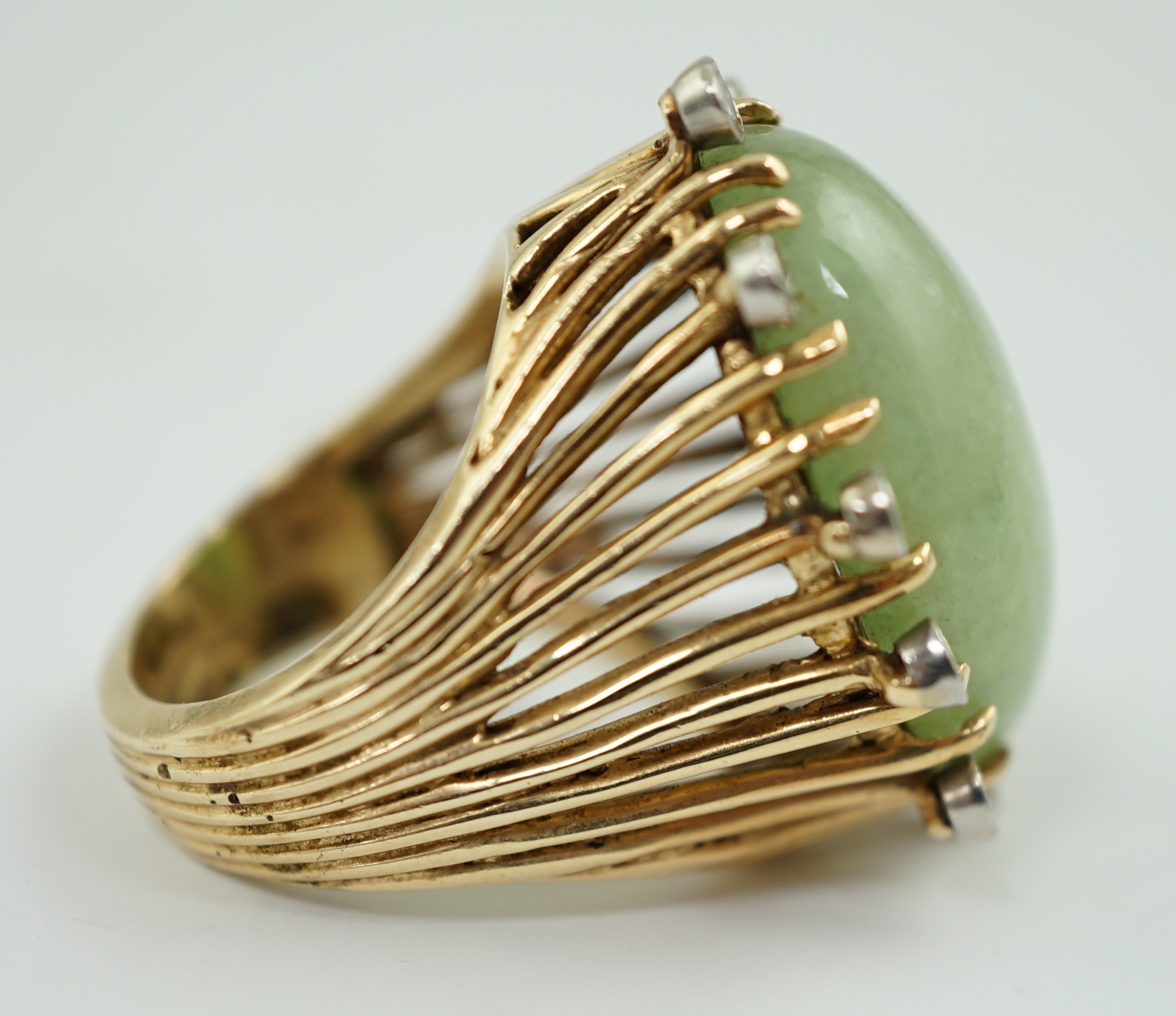 A modern yellow metal and single stone cabochon jade set ring